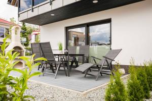 una terraza con sillas y una mesa en una casa en Haus Meeresleuchten mit Sauna- und Erlebnisbadnutzung, en Ostseebad Sellin