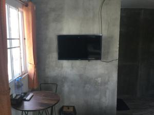 TV a/nebo společenská místnost v ubytování North Star Guest House