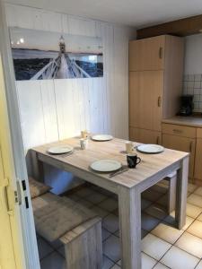 une cuisine avec une table en bois et des plaques de cuisson. dans l'établissement Monteurzimmer Rodenbach, à Rodenbach