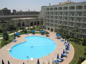 een uitzicht over het zwembad van een hotel bij Grand Pyramids Hotel in Caïro