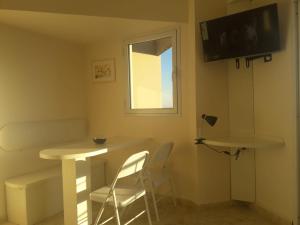 a room with two chairs and a table and a window at Bahiaxdia Saavedra in Bahía Blanca