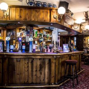 un bar en un pub con mucho alcohol en The Victoria Hotel, en York