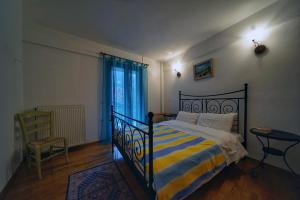 Una cama o camas en una habitación de Elatos Guest House