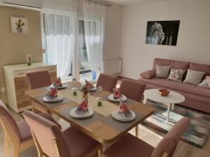sala de estar con mesa, sillas y sofá en Lion Apartment Zagreb, en Zagreb