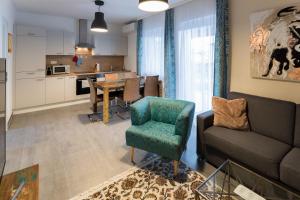ein Wohnzimmer mit einem Sofa und einem Tisch in der Unterkunft Design-Apartments Graz in Graz