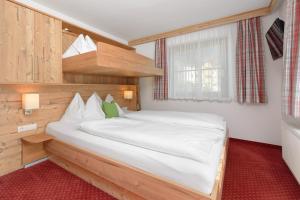 Giường trong phòng chung tại Pension Haus am Dorfplatz