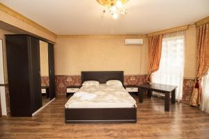 ピャチゴルスクにあるApartment on Pervomayskaya 15のベッドルーム1室(ベッド1台、デスク付)
