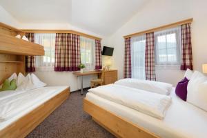 Ein Bett oder Betten in einem Zimmer der Unterkunft Hotel Salzburgerhof
