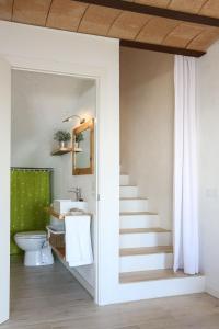 baño con escalera, lavabo y aseo en VENT DEL NORD en Toses