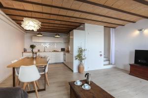 cocina y sala de estar con techo de madera en VENT DEL NORD, en Toses
