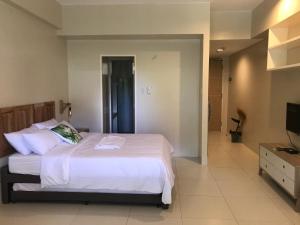 سرير أو أسرّة في غرفة في Creys condo at Pico de Loro Cove