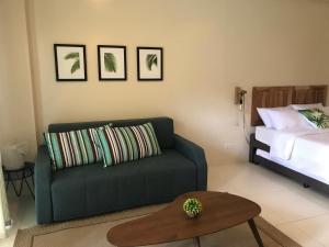 سرير أو أسرّة في غرفة في Creys condo at Pico de Loro Cove