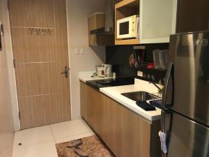 مطبخ أو مطبخ صغير في Creys condo at Pico de Loro Cove
