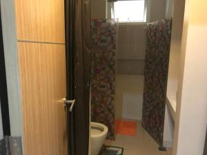 حمام في Creys condo at Pico de Loro Cove