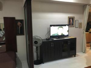 تلفاز و/أو أجهزة ترفيهية في Creys condo at Pico de Loro Cove