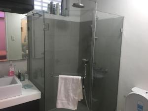 حمام في Creys condo at Pico de Loro Cove
