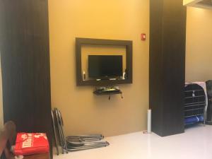 تلفاز و/أو أجهزة ترفيهية في Creys condo at Pico de Loro Cove