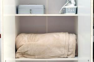 Una toalla sentada en un estante en un armario en Loft La Plata en La Plata