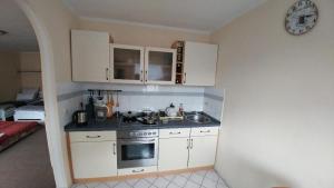 O bucătărie sau chicinetă la Sunny 1-room apartment near railway station