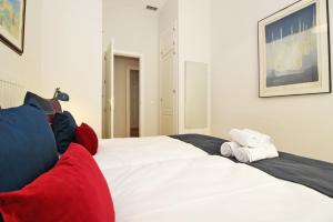 A bed or beds in a room at Del Parque Flats - Premium - Maestre