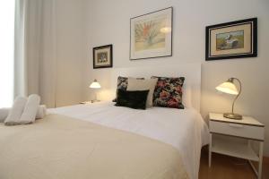 A bed or beds in a room at Del Parque Flats - Premium - Maestre