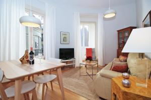 A television and/or entertainment centre at Del Parque Flats - Premium - Maestre