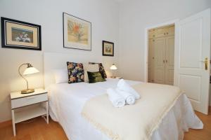 A bed or beds in a room at Del Parque Flats - Premium - Maestre