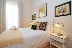 A bed or beds in a room at Del Parque Flats - Premium - Maestre