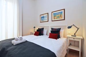 A bed or beds in a room at Del Parque Flats - Premium - Maestre