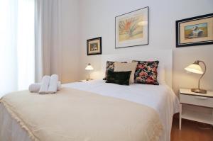 A bed or beds in a room at Del Parque Flats - Premium - Maestre
