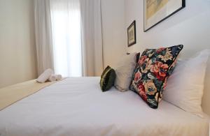 A bed or beds in a room at Del Parque Flats - Premium - Maestre