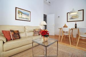 A seating area at Del Parque Flats - Premium - Maestre