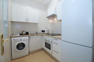 A kitchen or kitchenette at Del Parque Flats - Premium - Maestre