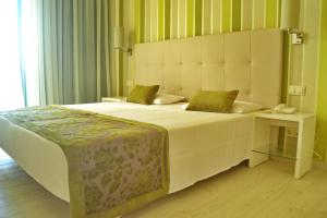 Postel nebo postele na pokoji v ubytování Ouril Hotel Julia