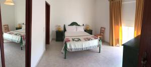 カストロ・マリンにあるPrestige for Home - Moradia Alagoa Praia - Alturaのベッドルーム1室(ベッド2台、鏡付)