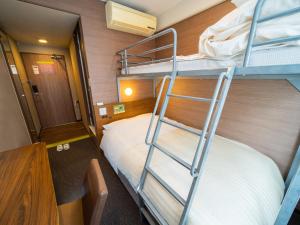 熊本市にあるNatural Hot Spring SUPER HOTEL Kumamoto Chamber of Commerceの二段ベッド2台、デスクが備わる客室です。