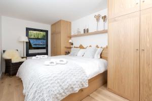 une chambre avec un grand lit avec deux serviettes dessus dans l'établissement La Cordee 412 Apartment - Chamonix All Year, à Chamonix-Mont-Blanc 29 autres photos