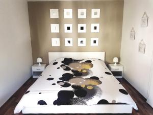 Un dormitorio con una cama con una huella de vaca. en Ein Trip in die Natur, en Bollendorf