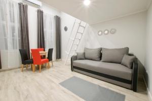 ブダペストにあるStandard Apartment by Hi5 - Csengery 3のリビングルーム(ソファ、テーブル、椅子付)