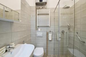 ブダペストにあるStandard Apartment by Hi5 - Csengery 3のバスルーム(シャワー、トイレ、シンク付)