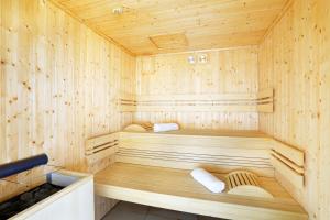 una sauna de madera con 2 camas. en Résidence Néméa Les Balcons des Pêcheurs, en Mimizan-Plage