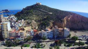 - une vue sur la montagne, les bâtiments et l'océan dans l'établissement Lecoron, à Águilas