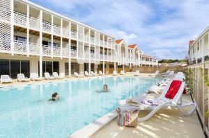 Der Swimmingpool an oder in der Nähe von Résidence Néméa Les Balcons des Pêcheurs