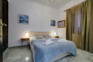 a bedroom with a bed with two towels on it at APARTAMENTO " A "MUSEO CASCO HISTORICO in Ronda