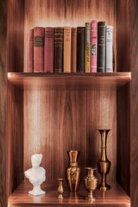 uma estante de livros de madeira com livros e vasos sobre ela em Found Hotel Boston Common em Boston