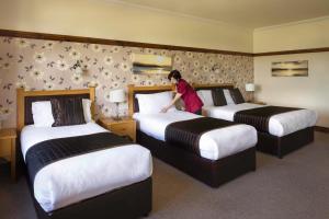 Postel nebo postele na pokoji v ubytování Silver Tassie Hotel & Spa + 23 fotografií