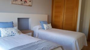 A bed or beds in a room at Villa Brisa Golf Salinas