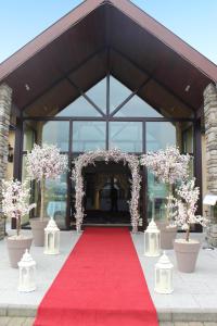 una entrada de moqueta roja a un edificio con alfombra roja en Silver Tassie Hotel & Spa en Letterkenny