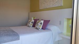 A bed or beds in a room at Villa Brisa Golf Salinas