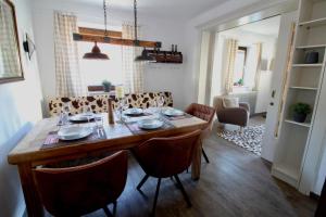 a dining room with a table and chairs at BELLE KITZ im Zentrum by Belle Stay in Kitzbühel